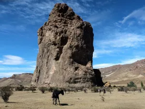 La Piedra Parada en plena estepa patagónica