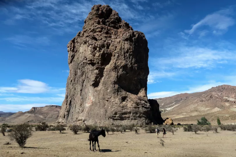 La Piedra Parada en plena estepa patagónica