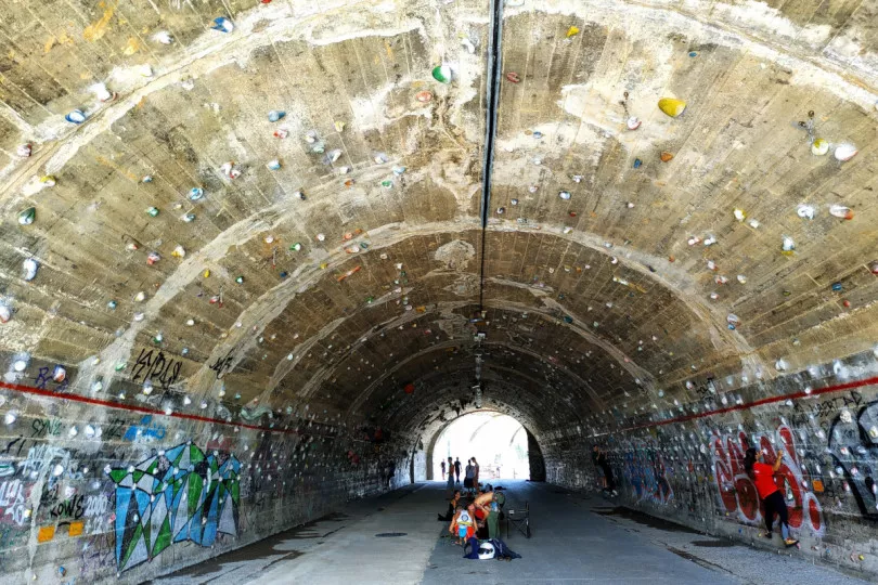 La Foixarda, el emblemático túnel de escalada en Barcelona